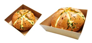 Kraft kutusundaki Kore krem peynirli sarımsaklı ekmek kırpma yolu ile izole edilmiş, beyaz arka planda gölge yok, pastane ekmeği