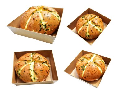 Kraft kutusundaki Kore krem peynirli sarımsaklı ekmek kırpma yolu ile izole edilmiş, beyaz arka planda gölge yok, pastane ekmeği