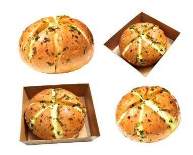 Kraft kutusundaki Kore krem peynirli sarımsaklı ekmek kırpma yolu ile izole edilmiş, beyaz arka planda gölge yok, pastane ekmeği