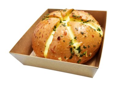 Kraft kutusundaki Kore krem peynirli sarımsaklı ekmek kırpma yolu ile izole edilmiş, beyaz arka planda gölge yok, pastane ekmeği