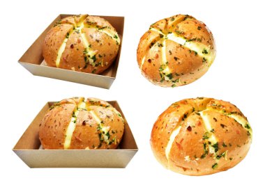 Kraft kutusundaki Kore krem peynirli sarımsaklı ekmek kırpma yolu ile izole edilmiş, beyaz arka planda gölge yok, pastane ekmeği