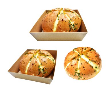 Kraft kutusundaki Kore krem peynirli sarımsaklı ekmek kırpma yolu ile izole edilmiş, beyaz arka planda gölge yok, pastane ekmeği