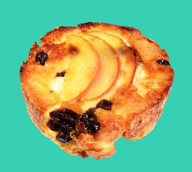 Çıtır elmalı turta ve üzümlü kuru üzüm, yeşil arka planda kırpma yolu olmayan gölgeler, pastane.