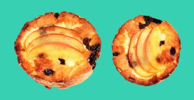 Çıtır elmalı turta ve üzümlü kuru üzüm, yeşil arka planda kırpma yolu olmayan gölgeler, pastane.