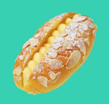 Kremalı ve badem dilimli ekmekler ya da hamur işi sosisli çörekler izole edilmiş, kesme yolu, yeşil arka planda gölge yok, fırında hamur işi ekmeği