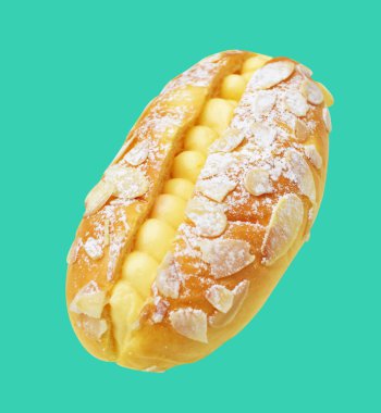 Kremalı ve badem dilimli ekmekler ya da hamur işi sosisli çörekler izole edilmiş, kesme yolu, yeşil arka planda gölge yok, fırında hamur işi ekmeği