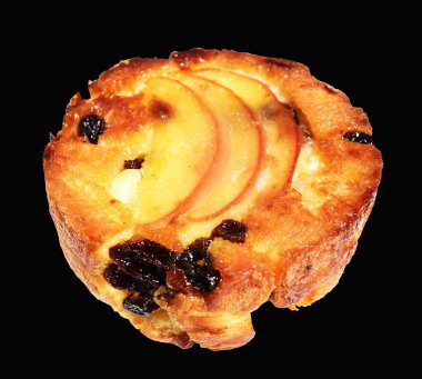 Çıtır elmalı turta ve kuru üzüm izole edilmiş, siyah arka planda kırpma yolu olmayan bir gölge, pastane.