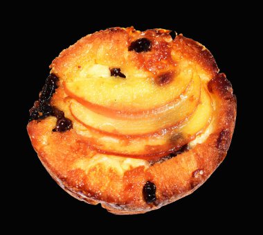 Çıtır elmalı turta ve kuru üzüm izole edilmiş, siyah arka planda kırpma yolu olmayan bir gölge, pastane.