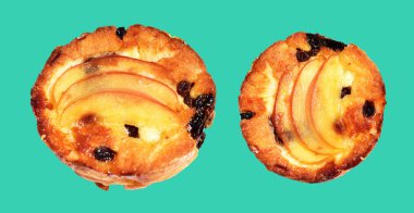 Çıtır elmalı turta ve üzümlü kuru üzüm, yeşil arka planda kırpma yolu olmayan gölgeler, pastane.