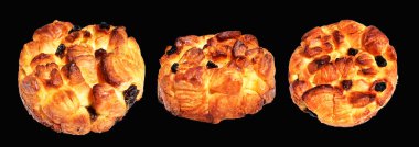 Kuru üzümlü ve ananaslı pasta izole edilmiş, siyah arka planda kırpma yolu olmayan, pastane pastası