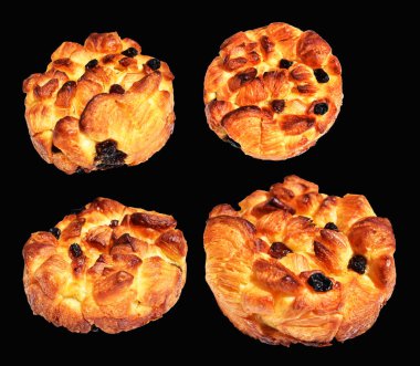 Kuru üzümlü ve ananaslı pasta izole edilmiş, siyah arka planda kırpma yolu olmayan, pastane pastası