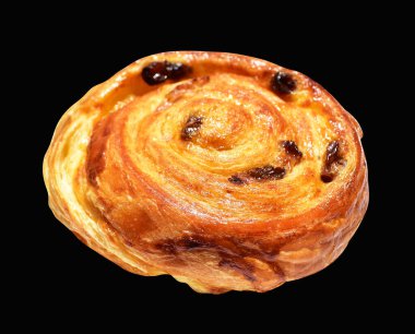 Kuru üzümlü Danimarka pastası ya da kuru üzümlü üzümlü, kremalı sarımsaklı çörekler ya da siyah arka planda salyangoz, kırpma yolu olmayan gölge yok.