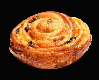 Kuru üzümlü Danimarka pastası ya da kuru üzümlü üzümlü, kremalı sarımsaklı çörekler ya da siyah arka planda salyangoz, kırpma yolu olmayan gölge yok.