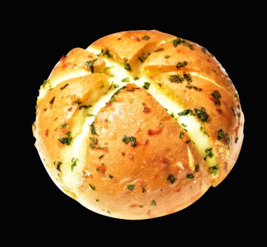 Kore krem peynirli sarımsaklı ekmek kırpma yolu ile izole edilmiş, siyah arka planda gölge yok, fırında ekmek