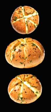 Kore krem peynirli sarımsaklı ekmek kırpma yolu ile izole edilmiş, siyah arka planda gölge yok, fırında ekmek