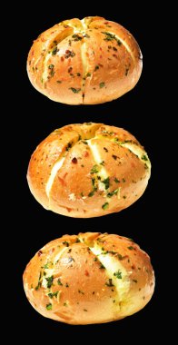 Kore krem peynirli sarımsaklı ekmek kırpma yolu ile izole edilmiş, siyah arka planda gölge yok, fırında ekmek