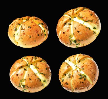 Kore krem peynirli sarımsaklı ekmek kırpma yolu ile izole edilmiş, siyah arka planda gölge yok, fırında ekmek