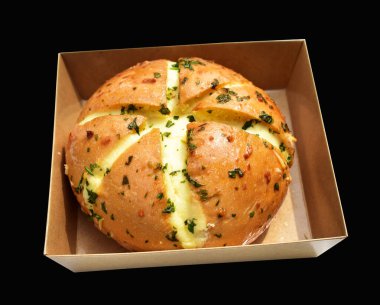 Kraft kutusunda Kore krem peynirli sarımsaklı ekmek kırpma yolu ile izole edilmiş, siyah arka planda gölge yok, hamur işi ekmeği