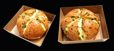 Kraft kutusunda Kore krem peynirli sarımsaklı ekmek kırpma yolu ile izole edilmiş, siyah arka planda gölge yok, hamur işi ekmeği