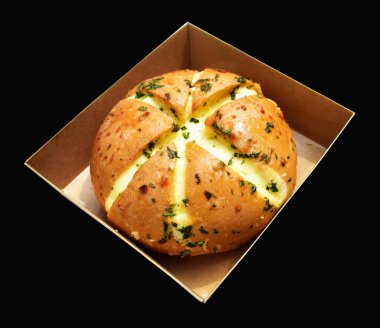 Kraft kutusunda Kore krem peynirli sarımsaklı ekmek kırpma yolu ile izole edilmiş, siyah arka planda gölge yok, hamur işi ekmeği