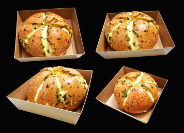 Kraft kutusunda Kore krem peynirli sarımsaklı ekmek kırpma yolu ile izole edilmiş, siyah arka planda gölge yok, hamur işi ekmeği