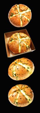 Kraft kutusunda Kore krem peynirli sarımsaklı ekmek kırpma yolu ile izole edilmiş, siyah arka planda gölge yok, hamur işi ekmeği