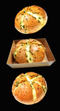 Kraft kutusunda Kore krem peynirli sarımsaklı ekmek kırpma yolu ile izole edilmiş, siyah arka planda gölge yok, hamur işi ekmeği