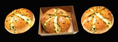 Kraft kutusunda Kore krem peynirli sarımsaklı ekmek kırpma yolu ile izole edilmiş, siyah arka planda gölge yok, hamur işi ekmeği