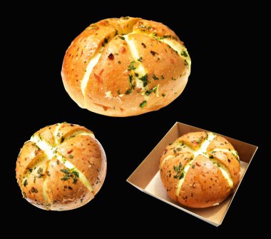 Kraft kutusunda Kore krem peynirli sarımsaklı ekmek kırpma yolu ile izole edilmiş, siyah arka planda gölge yok, hamur işi ekmeği