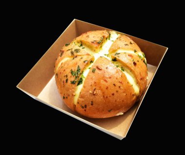 Kraft kutusunda Kore krem peynirli sarımsaklı ekmek kırpma yolu ile izole edilmiş, siyah arka planda gölge yok, hamur işi ekmeği