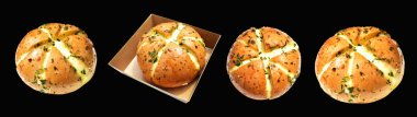 Kraft kutusunda Kore krem peynirli sarımsaklı ekmek kırpma yolu ile izole edilmiş, siyah arka planda gölge yok, hamur işi ekmeği