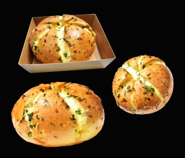 Kraft kutusunda Kore krem peynirli sarımsaklı ekmek kırpma yolu ile izole edilmiş, siyah arka planda gölge yok, hamur işi ekmeği