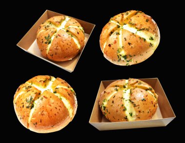 Kraft kutusunda Kore krem peynirli sarımsaklı ekmek kırpma yolu ile izole edilmiş, siyah arka planda gölge yok, hamur işi ekmeği