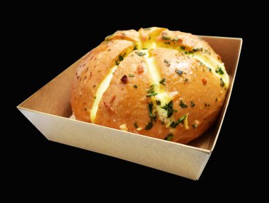 Kraft kutusunda Kore krem peynirli sarımsaklı ekmek kırpma yolu ile izole edilmiş, siyah arka planda gölge yok, hamur işi ekmeği