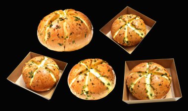Kraft kutusunda Kore krem peynirli sarımsaklı ekmek kırpma yolu ile izole edilmiş, siyah arka planda gölge yok, hamur işi ekmeği