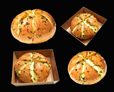 Kraft kutusunda Kore krem peynirli sarımsaklı ekmek kırpma yolu ile izole edilmiş, siyah arka planda gölge yok, hamur işi ekmeği