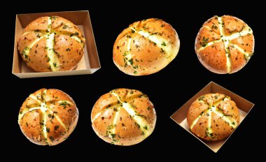 Kraft kutusunda Kore krem peynirli sarımsaklı ekmek kırpma yolu ile izole edilmiş, siyah arka planda gölge yok, hamur işi ekmeği