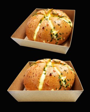 Kraft kutusunda Kore krem peynirli sarımsaklı ekmek kırpma yolu ile izole edilmiş, siyah arka planda gölge yok, hamur işi ekmeği