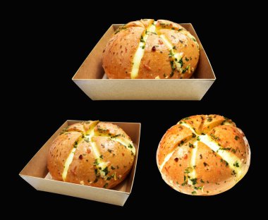 Kraft kutusunda Kore krem peynirli sarımsaklı ekmek kırpma yolu ile izole edilmiş, siyah arka planda gölge yok, hamur işi ekmeği