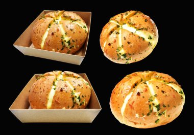 Kraft kutusunda Kore krem peynirli sarımsaklı ekmek kırpma yolu ile izole edilmiş, siyah arka planda gölge yok, hamur işi ekmeği