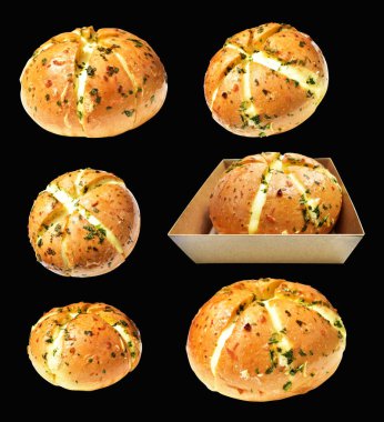 Kraft kutusunda Kore krem peynirli sarımsaklı ekmek kırpma yolu ile izole edilmiş, siyah arka planda gölge yok, hamur işi ekmeği
