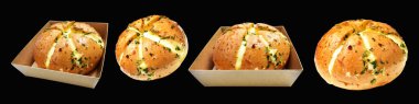 Kraft kutusunda Kore krem peynirli sarımsaklı ekmek kırpma yolu ile izole edilmiş, siyah arka planda gölge yok, hamur işi ekmeği