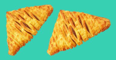 Üçgen şekilli puf böreği ananas reçeli ile doldurulmuş kırpma yolu, yeşil arka planda gölge yok