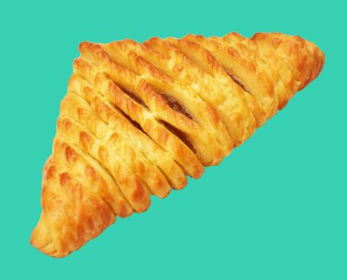 Üçgen şekilli puf böreği ananas reçeli ile doldurulmuş kırpma yolu, yeşil arka planda gölge yok