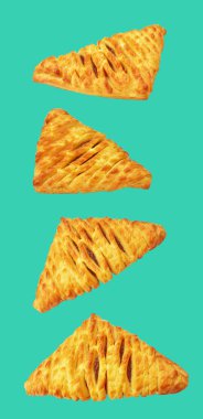 Üçgen şekilli puf böreği ananas reçeli ile doldurulmuş kırpma yolu, yeşil arka planda gölge yok