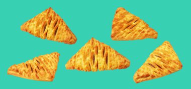 Üçgen şekilli puf böreği ananas reçeli ile doldurulmuş kırpma yolu, yeşil arka planda gölge yok