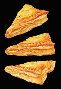 Puf böreği üçgeni izole edilmiş peynirli gevrek hamur işi kesme yolu olan domuz eti dolu, siyah arka planda gölge yok.