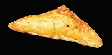 Puf böreği üçgeni izole edilmiş peynirli gevrek hamur işi kesme yolu olan domuz eti dolu, siyah arka planda gölge yok.