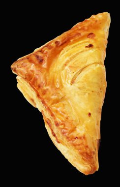 Puf böreği üçgeni izole edilmiş peynirli gevrek hamur işi kesme yolu olan domuz eti dolu, siyah arka planda gölge yok.