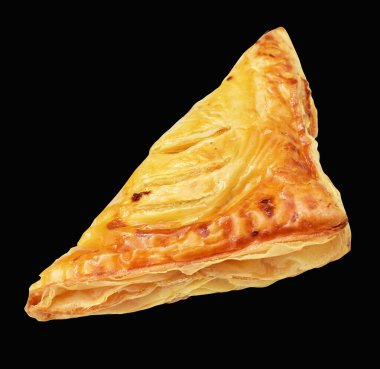 Puf böreği üçgeni izole edilmiş peynirli gevrek hamur işi kesme yolu olan domuz eti dolu, siyah arka planda gölge yok.